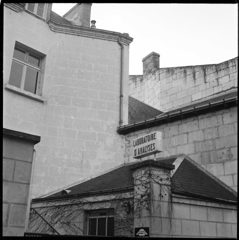 Chinon, 38 quai Charles VII. Laboratoire d'analyses médicales. Installation. Architecte : Emile Coutier. Propriétaire : M. Bretesché. Pièces écrites.