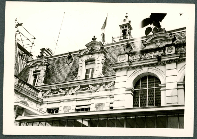 Loches, sous-préfecture, hôtel d'Armaillé : partie haute de la façade.