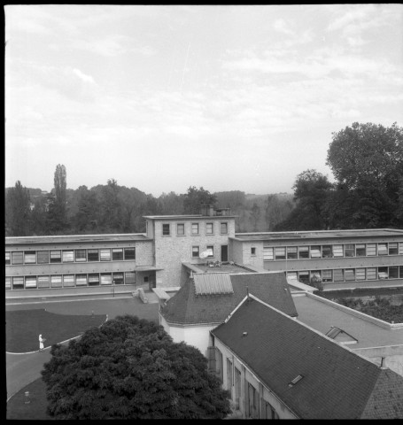 Loches, rue des Ponts. Hôpital hospice. Aménagement. Installation d'un ascenseur et de la chaufferie, travaux dans le réfectoire, garage et mur de soutènement, aménagement d'un local archives et de la salle de stérilisation. Architecte : Emile Coutier. Commanditaire : Hôpital de Loches. Pièces écrites.
