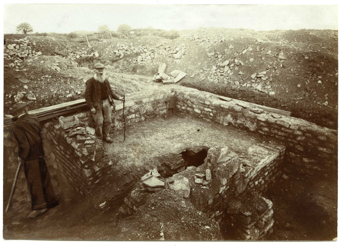 Alésia. Vue des fouilles avec deux hommes dans la partie gauche.