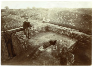 Alésia. Vue des fouilles avec deux hommes dans la partie gauche.