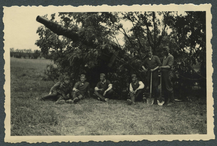 Champigny-sur-Veude (Indre-et-Loire). Entraînement avec un canon d'artillerie.