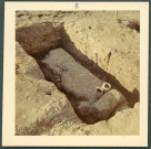 La Riche, prieuré Saint-Cosme : fouilles, tombe près du réfectoire des moines, poteries.