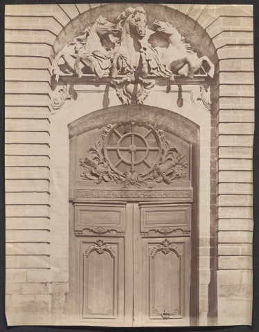 Chantilly (Oise). Grandes écuries, portail.