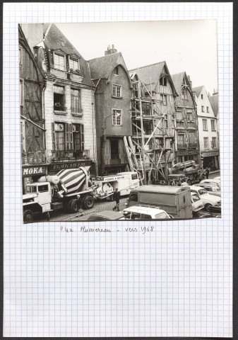 Place Plumereau, côté sud.