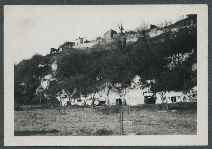 Chinon (Indre-et-Loire). Château et pont. Des soldats se baignent dans la Vienne.