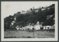 Chinon (Indre-et-Loire). Château et pont. Des soldats se baignent dans la Vienne.