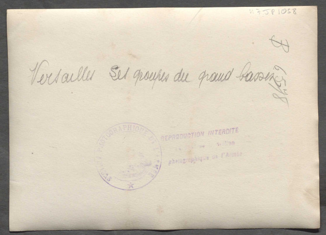 Versailles. Protection des sculptures du grand bassin : Benjamin Chaussemiche devant la sculpture calfeutrée.