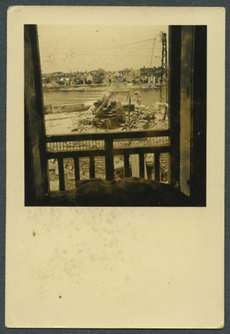 Amboise (Indre-et-Loire). Pont d'Amboise : vue du château avec un canon français abandonné.