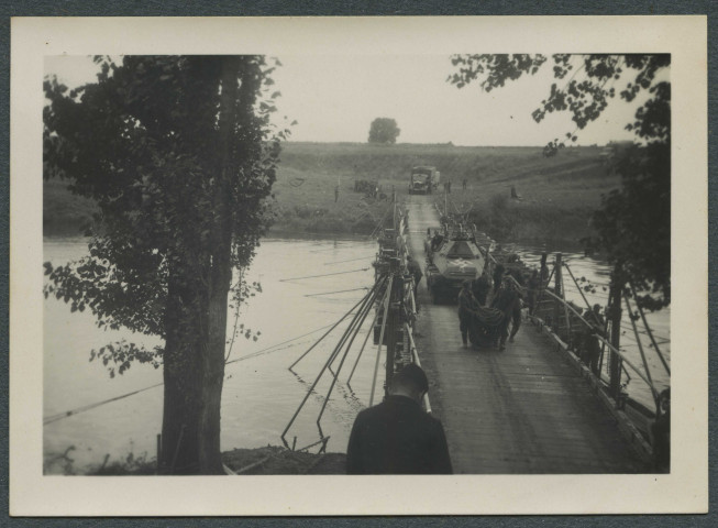 Descartes (Indre-et-Loire). Franchissement de la Creuse sur un pont de bateaux.