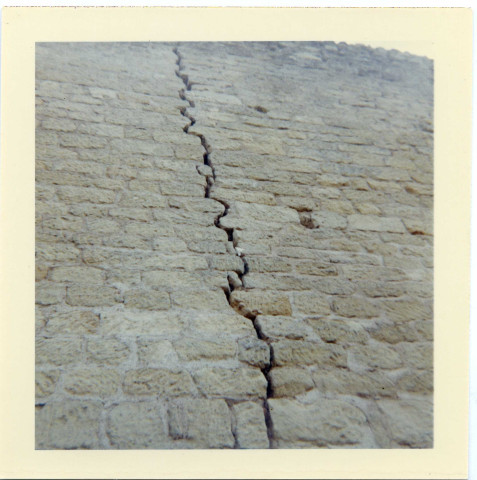 Château de Chinon : courtine nord-ouest, fissure du mur.