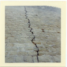 Château de Chinon : courtine nord-ouest, fissure du mur.