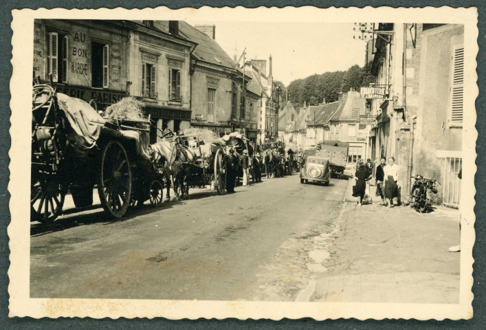 Civils au cours de l'exode, à Château-Renault.