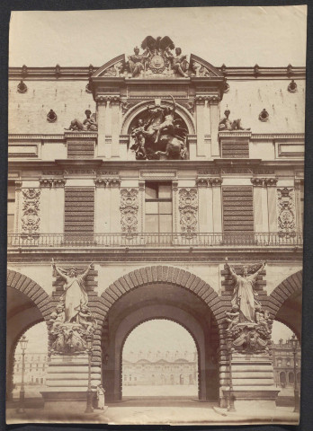 Paris. Musée du Louvre, guichet sud sur le quai des Tuileries.