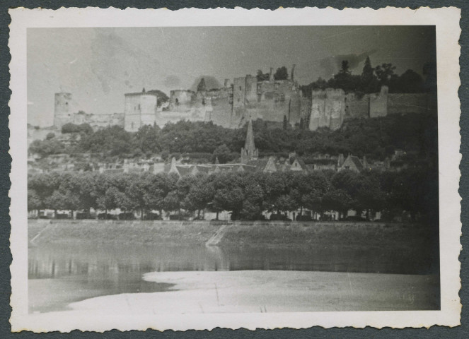 Chinon (Indre-et-Loire), la ville vue des remparts du Château.