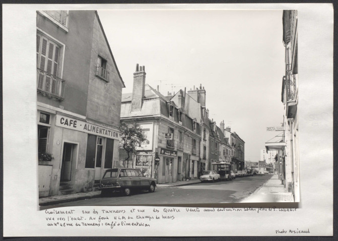Croisement rue des Tanneurs et rue des Quatre Vents, vue vers l'ouest.