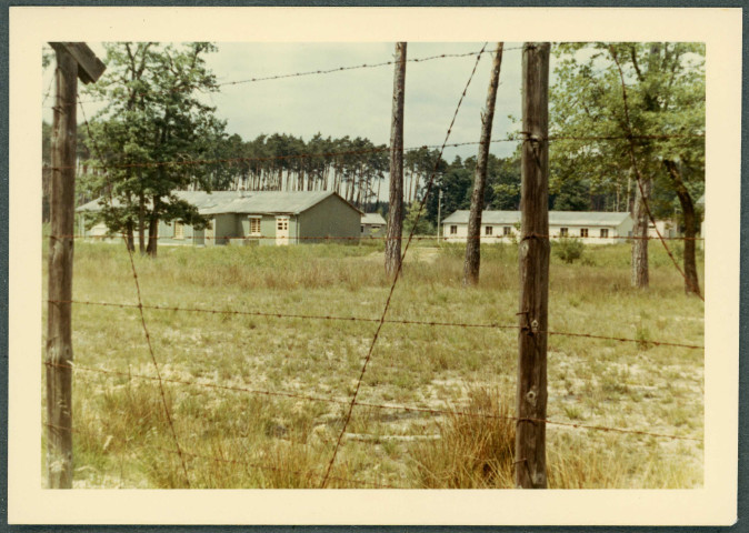Clôture de fil barbelé et façade.