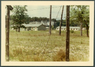 Clôture de fil barbelé et façade.