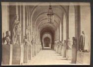 Paris. Galerie avec statues, vue intérieure.