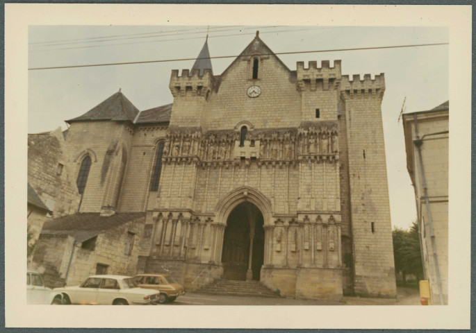 Candes-Saint-Martin, église : façade, entrée principale.