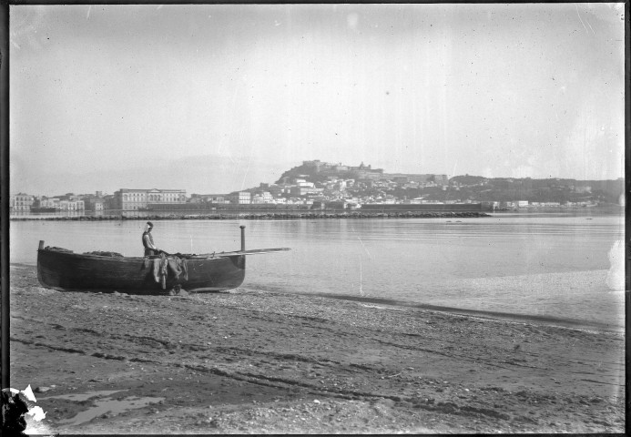Ville de bord de mer [Naples ?] surmontée d'une forteresse [Castel Sant'Elmo ?] : vue depuis la plage.