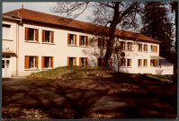 Le Mayet-de-Montagne, colonie de vacances : façade.