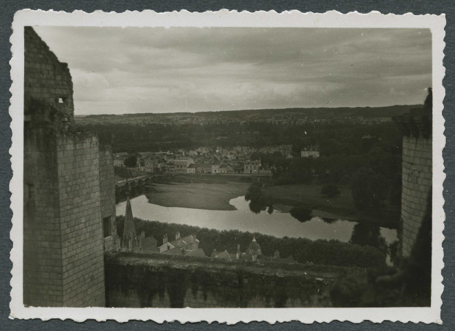 Chinon (Indre-et-Loire), la ville prise des remparts du Château.