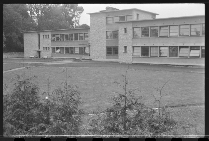 Loches, rue des Ponts. Hôpital hospice. Aménagement. Travaux pour l'humanisation des vieux bâtiments, étude et contrats. Architecte : Emile Coutier. Commanditaire : Hôpital de Loches. Pièces écrites.