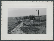 Avon-les-Roches (Indre-et-Loire). Camp du Ruchard, voie ferrée.