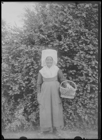 Femmes en habits traditionnels portant une coiffe.