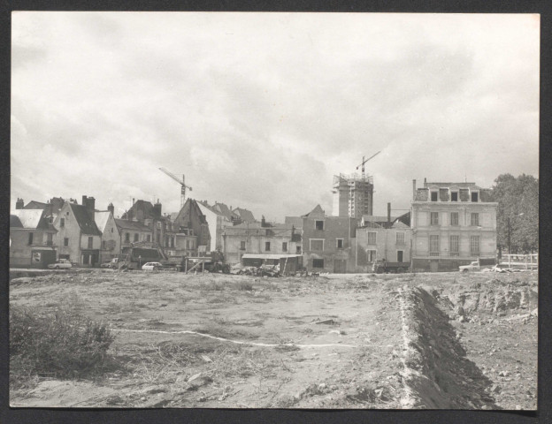 Rue des Tanneurs à gauche et carroi des Tanneurs, vue prise de la rue Bretonneau, juste avant démolition.