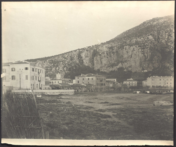 Terracine. Vue depuis la plage.