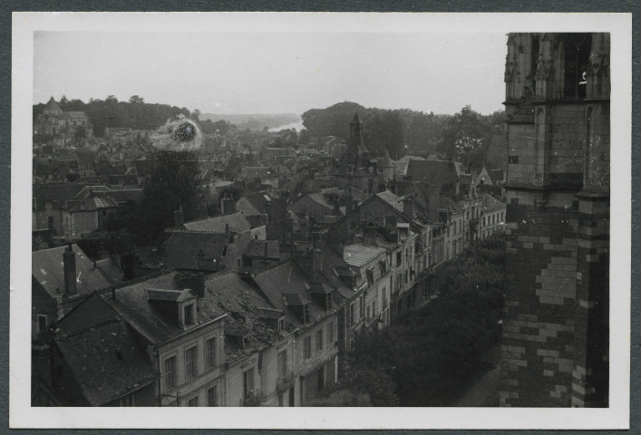 Blois (Loir-et-Cher). Colonne motorisée de l'armée allemande sur un pont de bateaux.